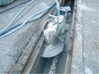 専用カッターによる水平切断